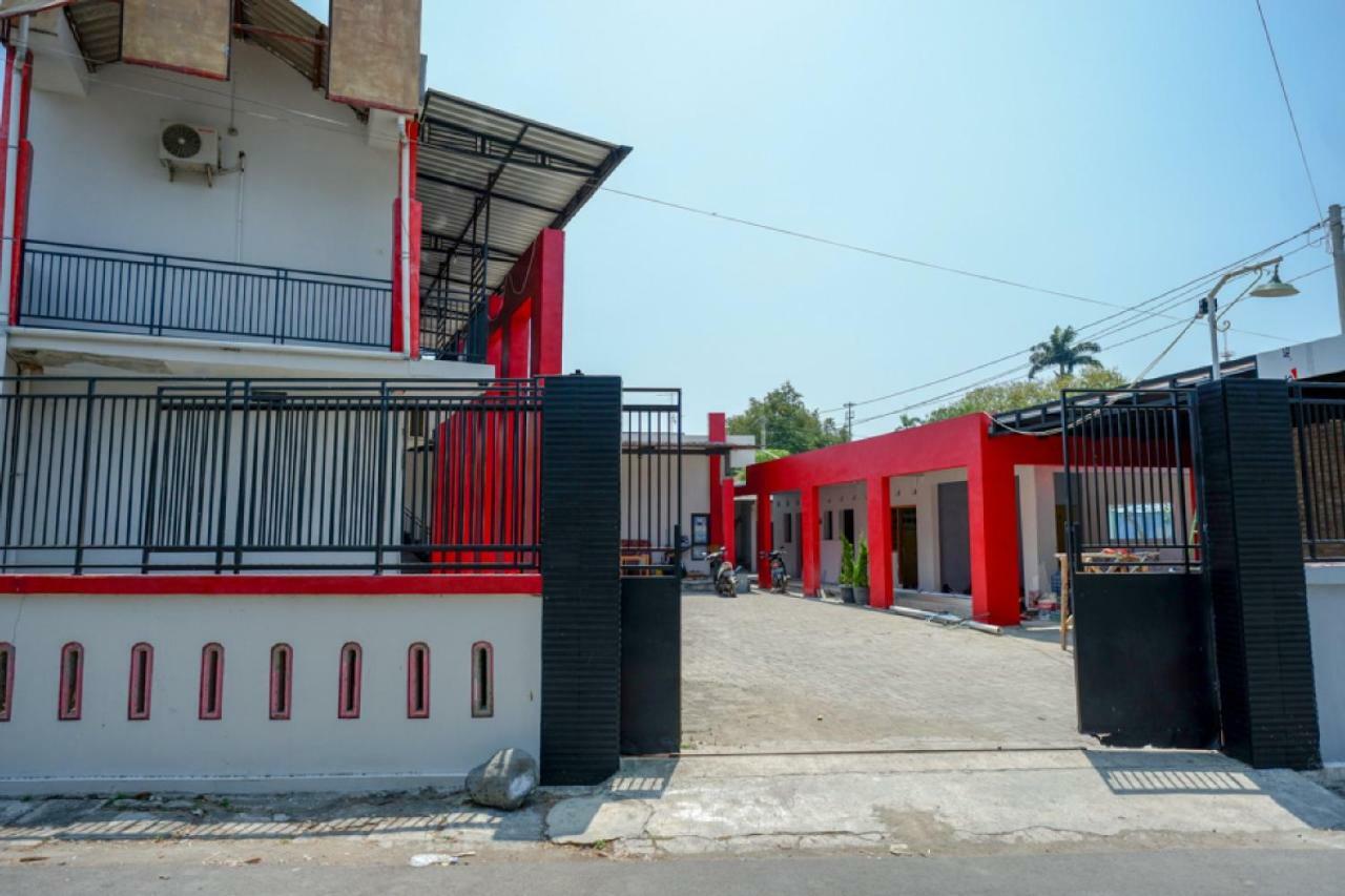Hotel RedDoorz Syariah near Alun Alun Tegal Exterior foto