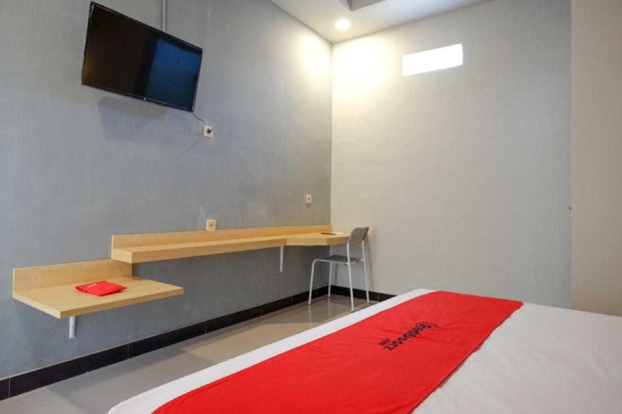 Hotel RedDoorz Syariah near Alun Alun Tegal Exterior foto