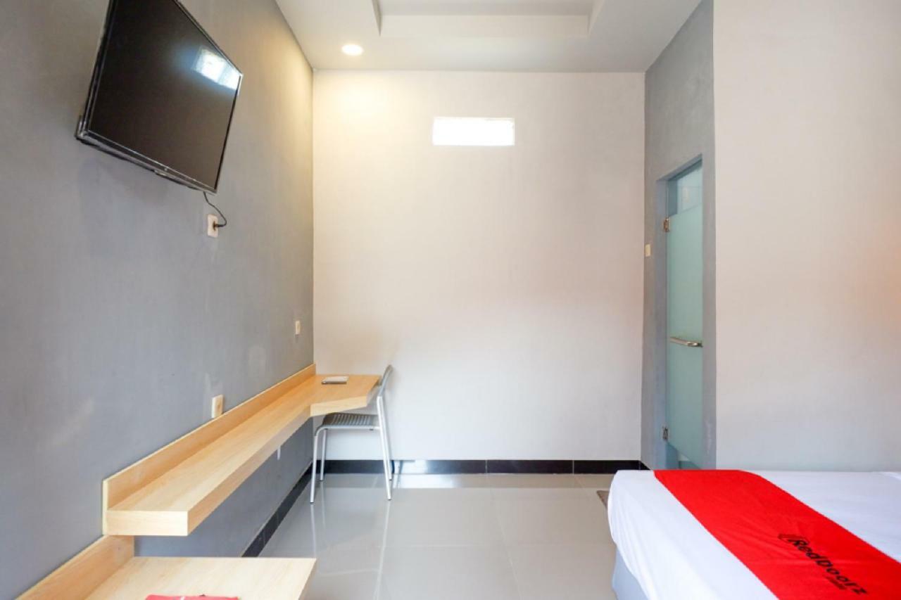 Hotel RedDoorz Syariah near Alun Alun Tegal Exterior foto